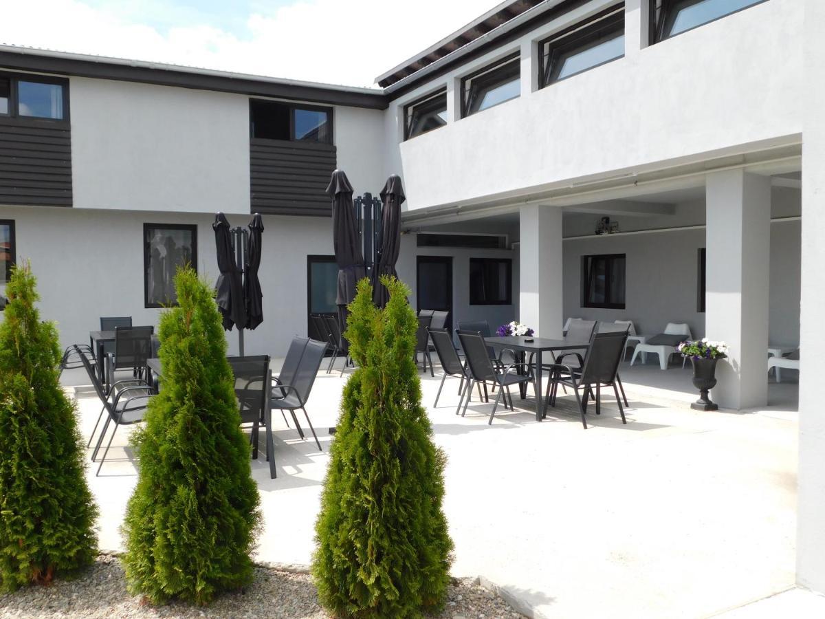 Mountain Vista Suites Zărneşti Bagian luar foto
